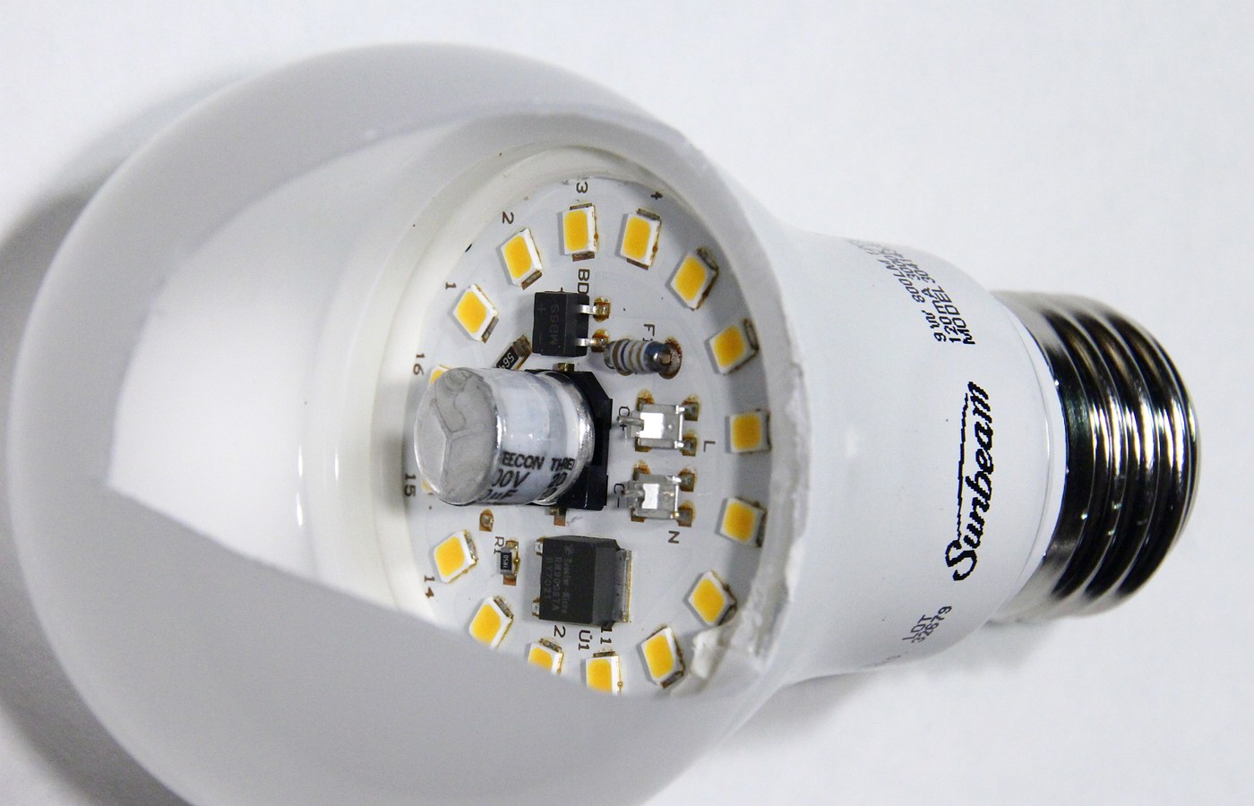 Real photo of led e27 light bulb for LED bulb buying guide for rooms that need better light