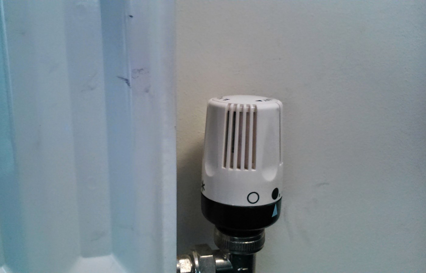 Real photo of radiator thermostat photo for Thermostatic radiator valves explained